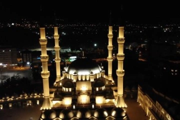Kadir Gecesi'nde vatandaşlar camilere akın etti