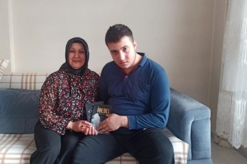 Kahramanmaraş'ta engelli oğlu olan anne, hem üniversite bitirdi bununla birlikte kitap çıkardı