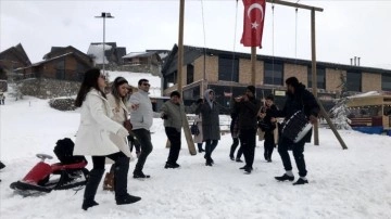 Kahramanmaraş'ta kar yağışı bateri zurnayla kutlandı