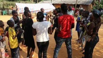 Kamerun'daki Bantular cenaze töreninin peşi sıra ölülerini dansla uğurluyor