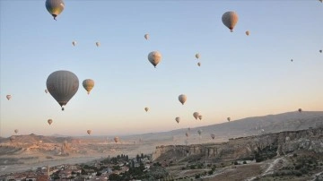 Kapadokya semalarını ay duru bayraklarla donatılan balonlar süsledi