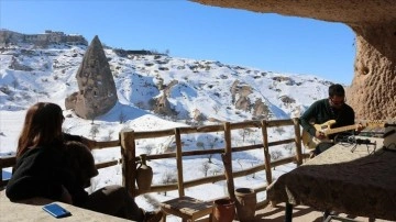 Kapadokya'da tuğra eklenen turistler 'gitarlı rehber'in nağmeleriyle eğleniyor