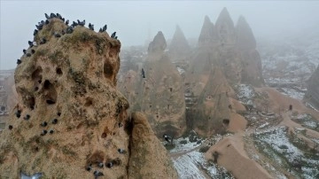 Kapadokya'daki peribacaları sisle baş başa görüntülendi