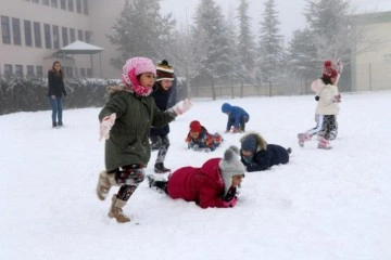 Kar geri döndü! Eğitime kar engeli... İşte okulların tatil bulunduğu iller