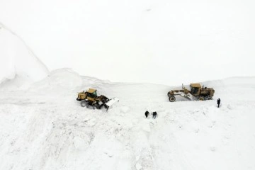 Kar kalınlığı 3 metreyi geçti, köy yolunda genişletme çalışması başlatıldı