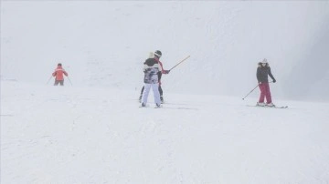 Kar kalınlığının 177 santim ölçüldüğü Palandöken'de kayak heyecanı sürüyor