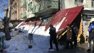 Kar zımnında çöken yapı altında artan avrat öldü, torunu yaralandı