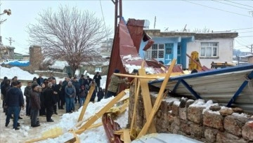 Kar zımnında çöken çatının altında küsurat kız öldü, babası yaralandı