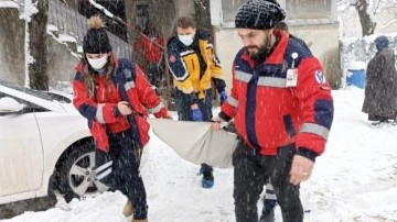 Kar dolayısıyla hastaneye gidemeyen buğulanmış kadının yardımına takımlar yetişti