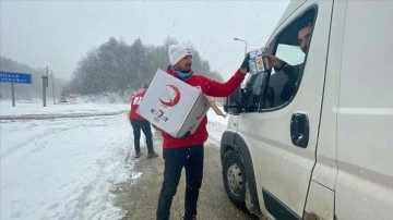 Kar zımnında yolda küsurat sürücülerin yardımına Türk Kızılay yetişti