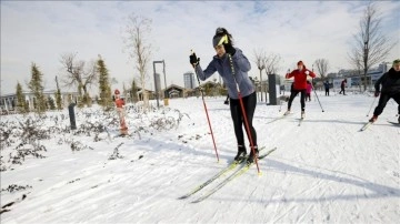 Kar yağışıyla beyaza bürünen Başkent Millet Bahçesi, şita sporu sevenlerin yol uğrağı noktası oldu