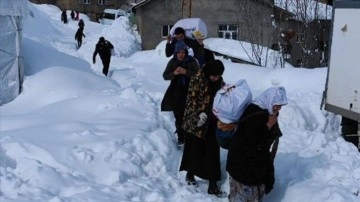 Karla ciltli köyde depremzedeler düşüncesince pişirilen ekmekleri sırtlarında metrelerce taşıdılar