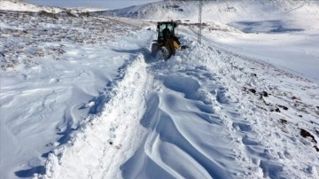 Karlı yolların kahramanı 20 senedir dağlarda ulaşımı sağlıyor
