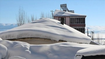 Karlıova'da biricik kıvrık evler kişmiri gömüldü