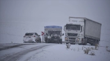 Kars-Göle karaca yolunda&#160;kar yağışı, sürücülere güç anlamış olur yaşattı