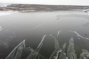 Kars’ın soğuğu bir günde baraj dondurdu