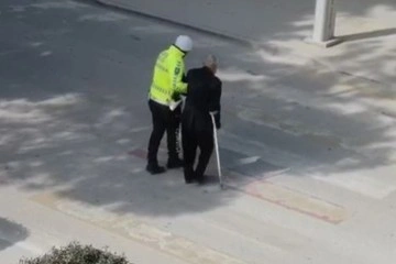Karşıya geçmek isteyen yaşlı adama polis eli
