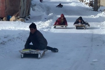 Kars'ta evlatların kızak keyfi