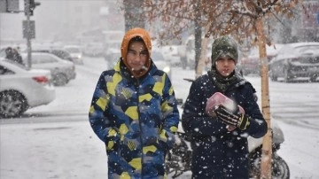 Kars'ta dip kar şoförleri zorlarken öğrencilere düzen oluyor