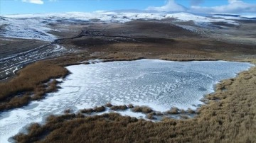 Kars'taki Lavaş Gölü ağız ağıza dondu