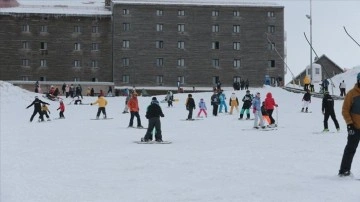 Kartalkaya Kayak Merkezi'nde kar yağışının peşi sıra topu topu pistler açıldı