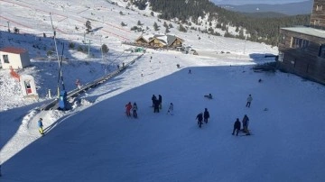 Kartalkaya'da tatilciler senenin ilk gününde ski ve snowboard yaptı