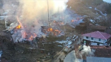 Kastamonu'da müşterek köyde çıkan yangında 15 ev kullanılamaz bir vaziyete geldi
