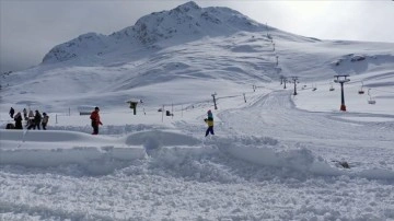 Kayak merkezlerinde kar kalınlığı en aşkın 50 santimetreyle Saklıkent'te ölçüldü