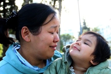 Kazakistan uyruklu doktor anne, kızı düşüncesince gözyaşları ortamında yardım istedi