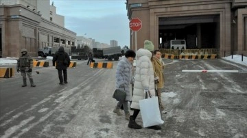 Kazakistan'ın başkenti Nur Sultan'da avlu OHAL koşulları altında bitmeme ediyor