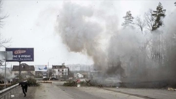 Kiev civarlarındaki İrpin’de siviller, çatışmalar ortada tahliye edilmeye çalışılıyor