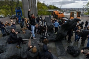 Kiev’de bulunan Rusya-Ukrayna Dostluk Anıtı yıkıldı