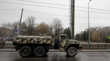 Kiev'de resmi binaların arazi almış olduğu alanda tabanca sesleri duyuldu