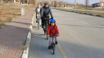 Kilo özgülemek düşüncesince bisiklete binen mühendis, ailesine de dayanıklı oldu