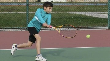 Kocaeli'de 10 yaşındaki şampiyon tenisçi gözünü ulusal formaya dikti