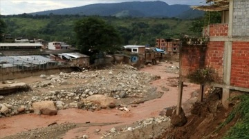 Kolombiya'da seller ve toprak kaymasından binlerce insan etkilendi