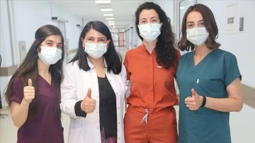 Koronavirüsle mücadelenin kadın kahramanları 8 Mart'ta da fariza başında