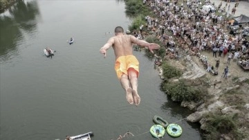 Kosova’daki Şivan Köprüsü’nde anadan görme atlama yarışı yapıldı