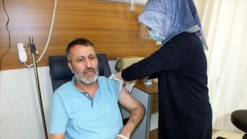 Kovid-19 dolayısıyla 105 çağ hastanede yattı, taburcu edilmeden aşısını yaptırdı
