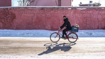 Köyden armağan gönderilen kuzuyu 'yorulmasın' diyerek bisikletiyle taşıdı