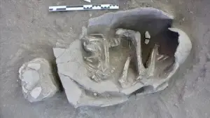 Küllüoba'da 5 bin yıllık küp mezarlarda çocuk iskeletleri bulundu