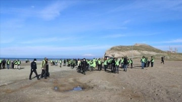 Kuraklığı vesile bilici belediye ekipleri Van Gölü sahilini çöplerden arındırdı