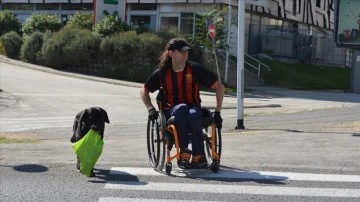 Kuzey Makedonyalı serebral palsi hastasının en sadakatli dostu labrador köpeği