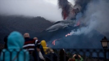 La Palma Adası'nda 19 Eylül'den bu yana canlı bulunan yanardağdan püskürtü akışı sürüyor
