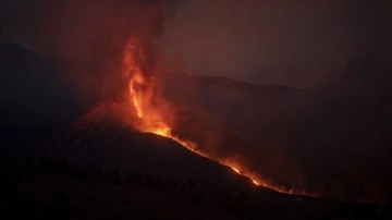 La Palma Adası'ndaki volkan müşterek ayda 85 milyon metreküp lav püskürttü