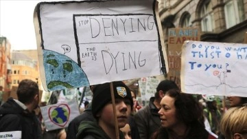Londra'da on binlerce ad iklim düşüncesince yürüdü