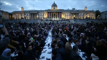 Londra'nın Trafalgar Meydanı'nda dolgun iftar programı düzenlendi