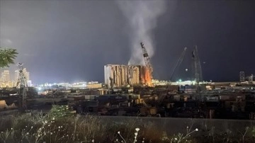 Lübnan'da 2 sene eski iri patlamanın sembolü buğday silosu azda olsa yıkıldı