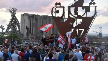 Lübnan'daki 17 Ekim protestolarının 2. senesinde Beyrut'ta seyir düzenlendi