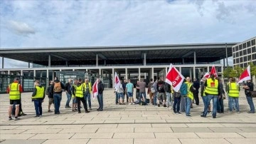 Lufthansa mensuplarının grevi Frankfurt ve Münih'te havalimanlarını kilitledi